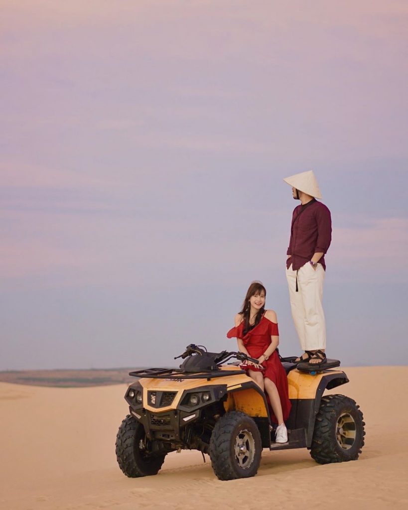 xe ATV trên đồi cát