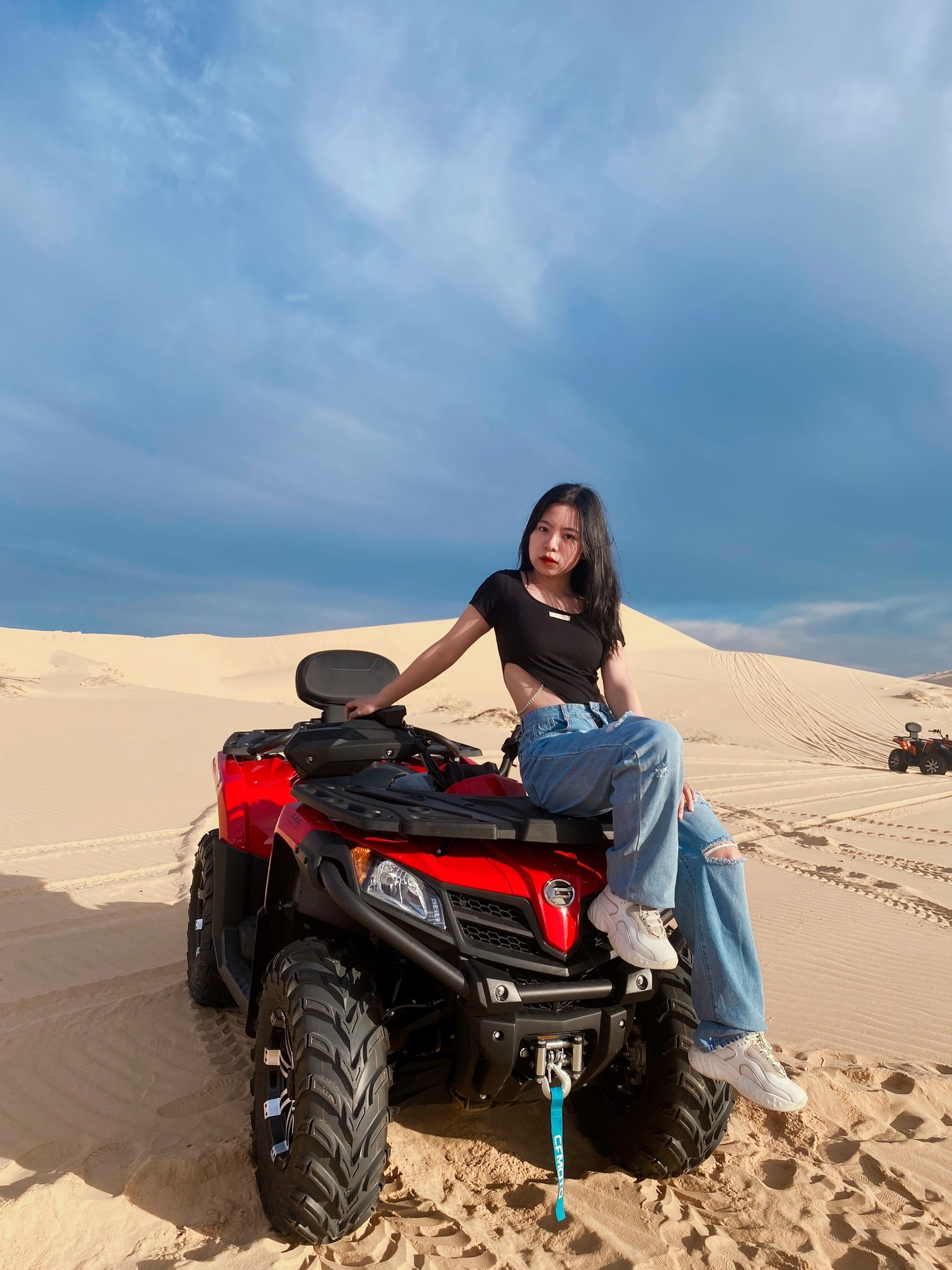 Xe Moto ATV trên đồi cát