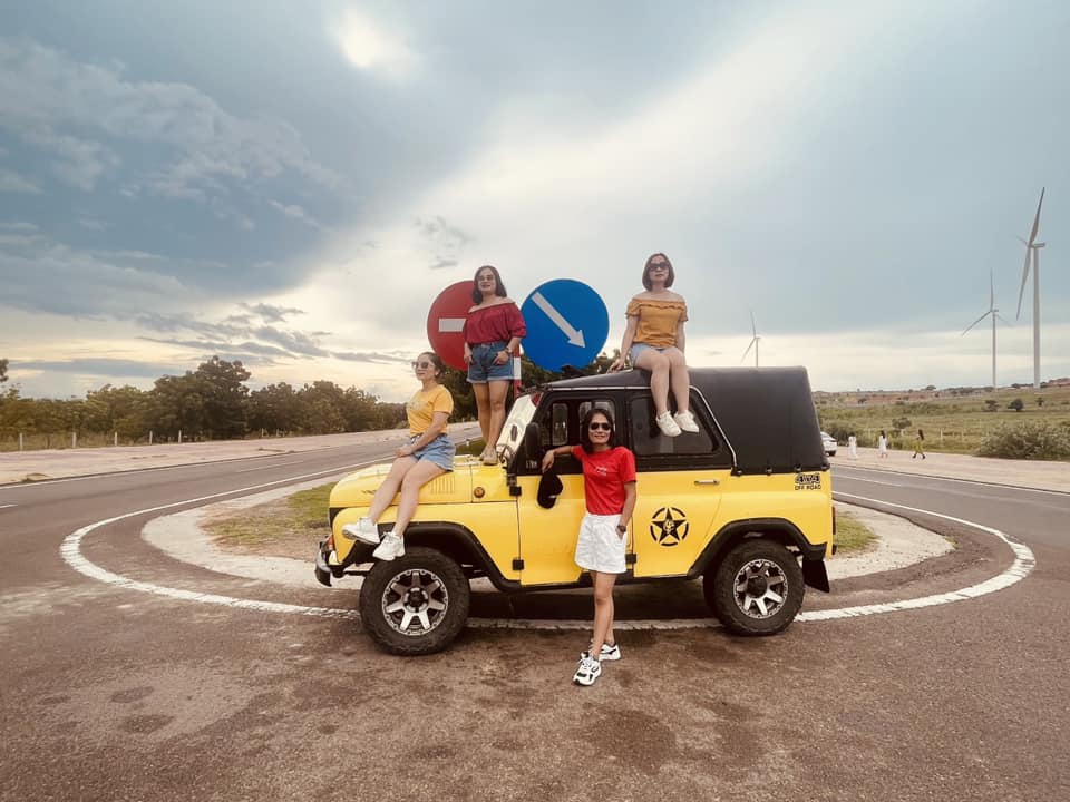 Tour xe jeep cùng 3 cô bạn đi Mũi Né
