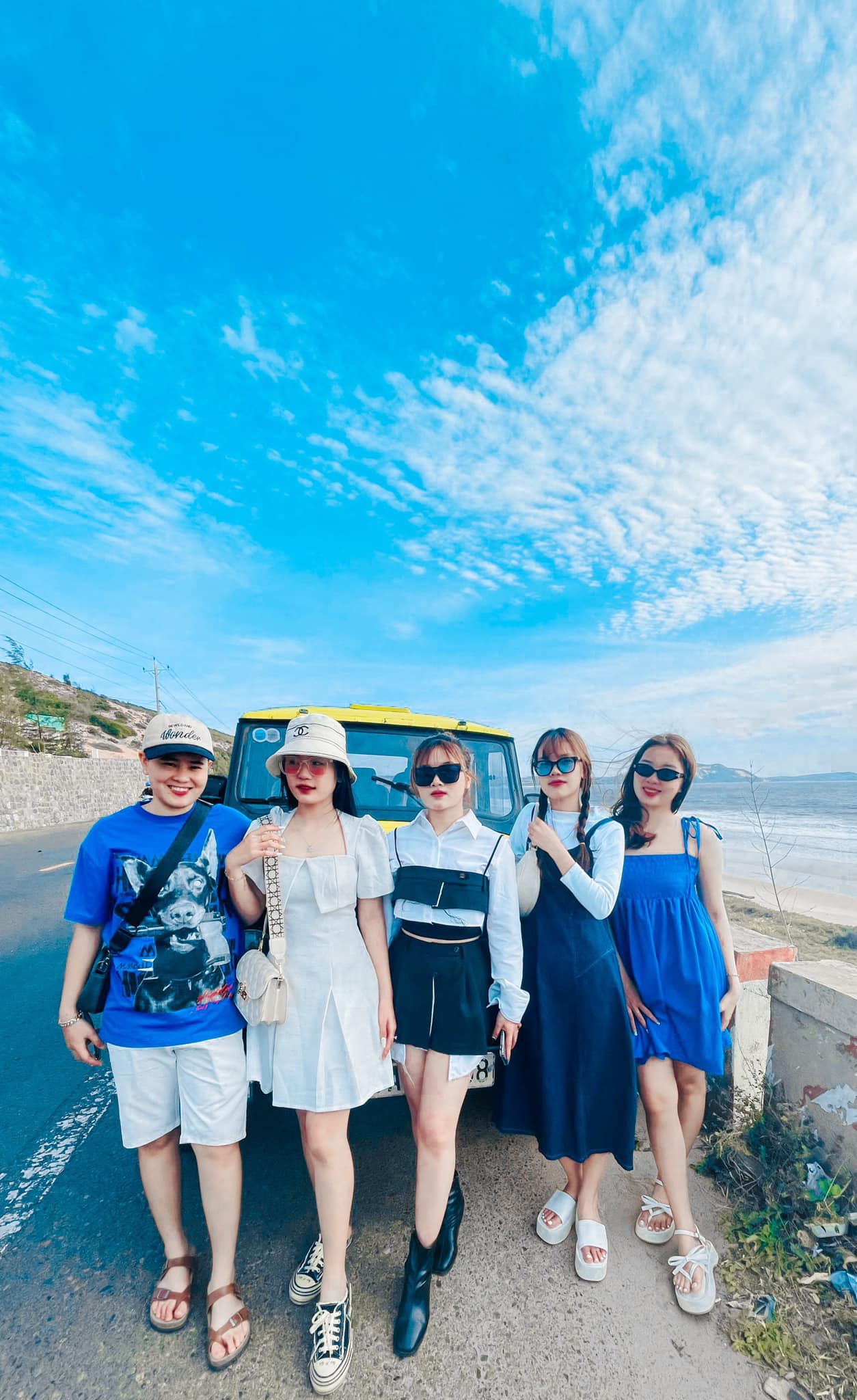 tour xe jeep bên cung đường biển Hòn Rơm